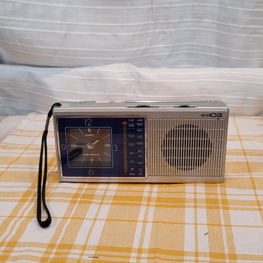 Vintage Sanyo Portable Quartz Battery Operated Clock/Radio RPM-C2(Tested)
